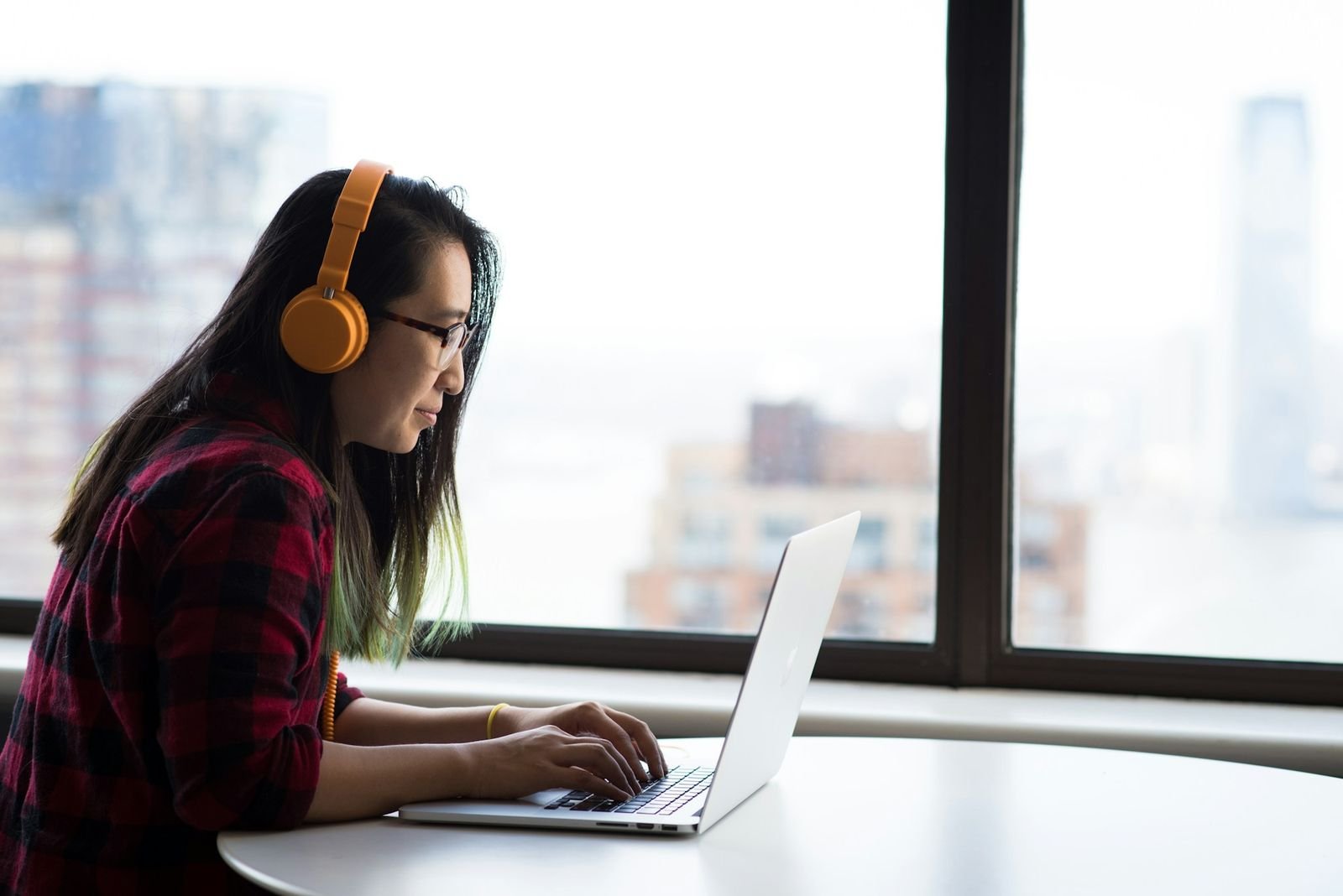 Student attending a live online German class
